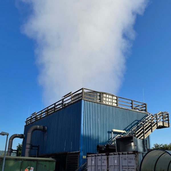 Kühlturm in einem Kraftwerk, blauer Himmel, Dampfschwaden, Kühler