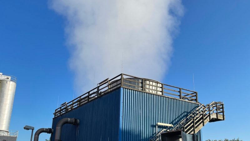 Kühlturm, blauer Himmel, Wasserdampf, Behandlungsprodukte, Wasseraufbereitung, Kühlturm in einem Kraftwerk, blauer Himmel, Dampfschwaden, Kühler