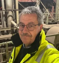 Joachim Stocker, Experte, gelbe Jacke, Brille, fesh, Sicherheitsjacke, Technikraum, Bart, lächelnd, im Kraftwerk stehend