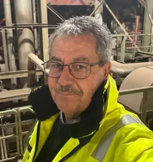 Joachim Stocker, Experte, gelbe Jacke, Brille, fesh, Sicherheitsjacke, Technikraum, Bart, lächelnd, im Kraftwerk stehend